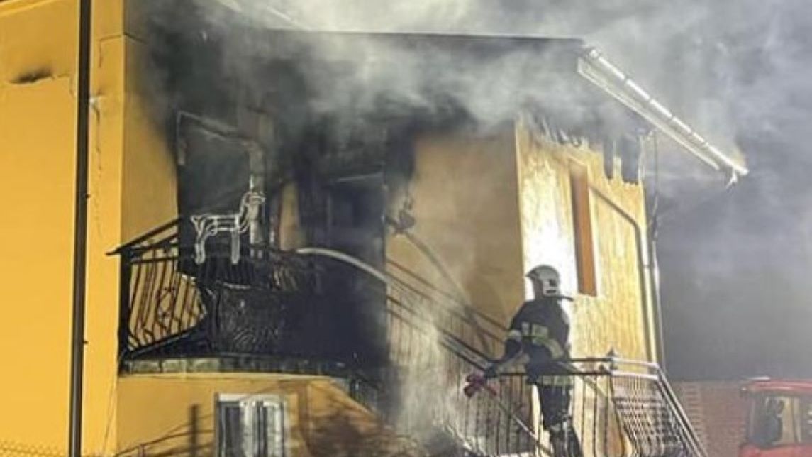 W wyniku pożaru dach nad głową straciły dwie rodziny 