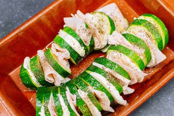 Nacinam jak ziemniaki i wrzucam na ruszt. Jest pyszna i nic nie wpada do środka grilla