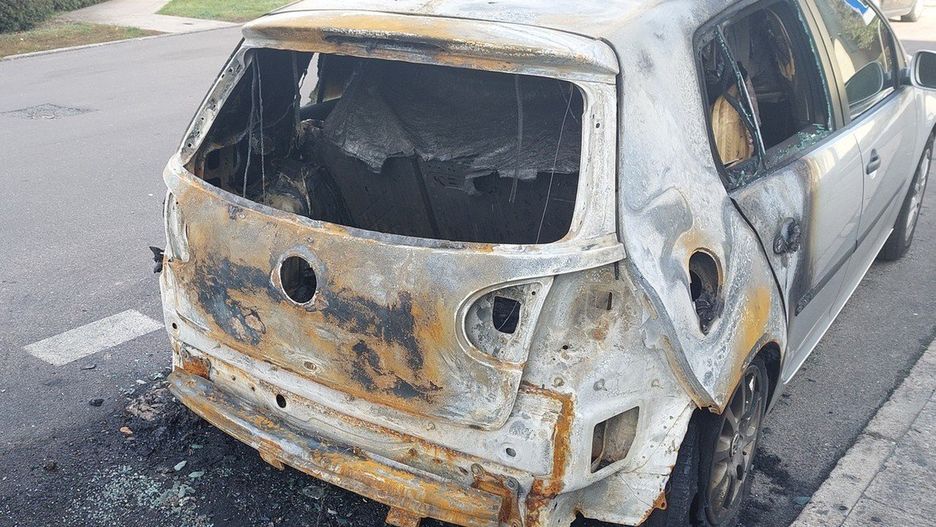 Służby informację o zdarzeniu otrzymały w środę 3 grudnia 2025 roku tuż po godzinie 1:00. Na ul. Brackiej na osiedlu Kazimierza Wielkiego doszło do pożaru samochodów.