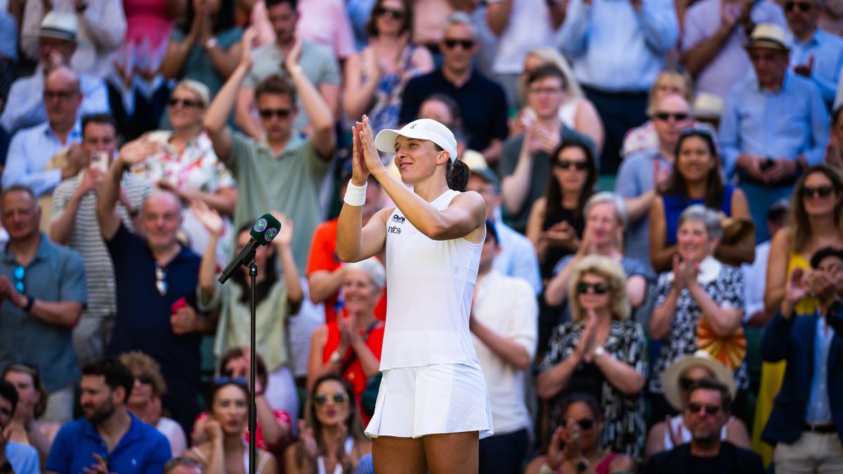 LONDON, ENGLAND - JULY 10: Iga Swiatek of Poland celebrates defeating Belinda Bencic of Switzerland in the semi-final on Day Eleven of The Championships Wimbledon 2025 at All England Lawn Tennis and Croquet Club on July 10, 2025 in London, England (Photo by Robert Prange/Getty Images)
