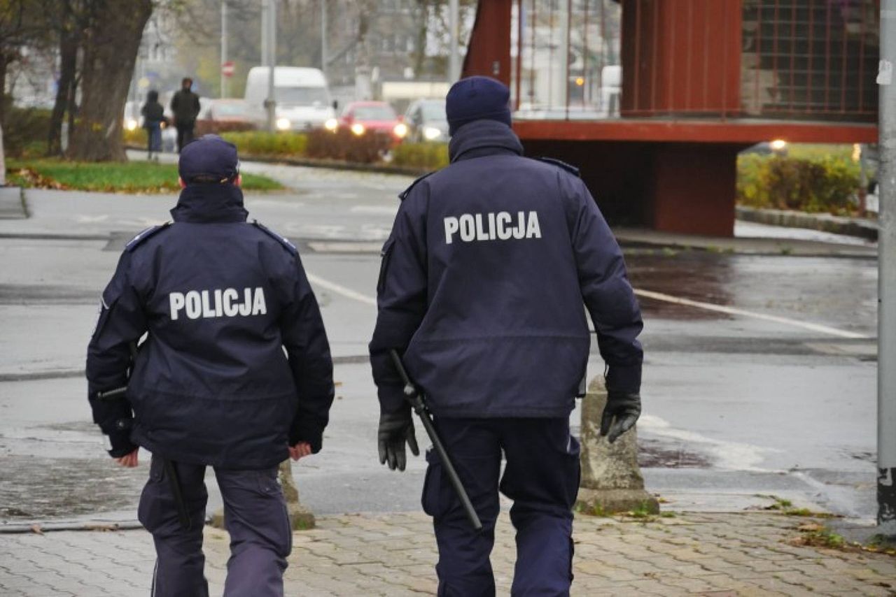 Biegał z nożem po Wrocławiu. Był zakrwawiony