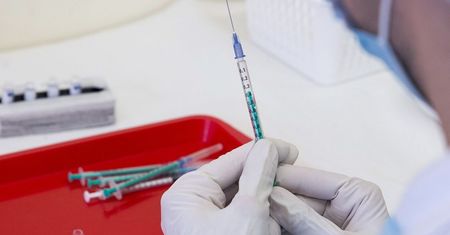 Nowe dane, kolejny dzień z dużymi spadkami. Przybywa pacjentów w szpitalach