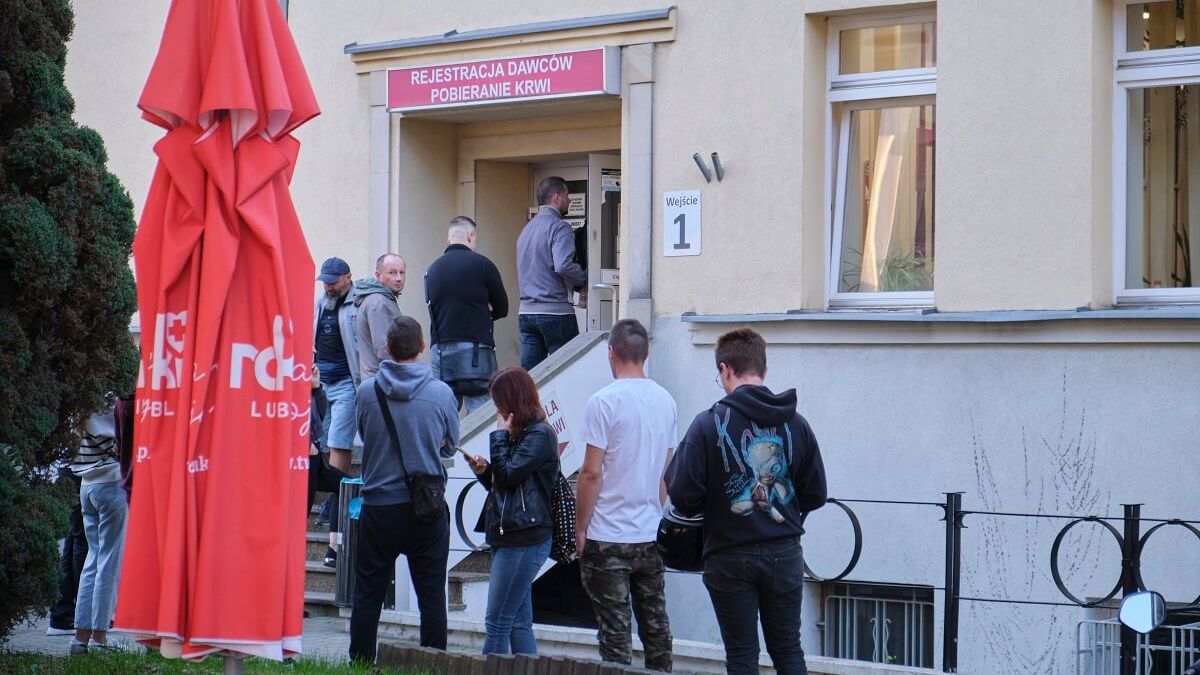 Kolejka dawców przed punktem rejestracji RCKiK w Lublinie