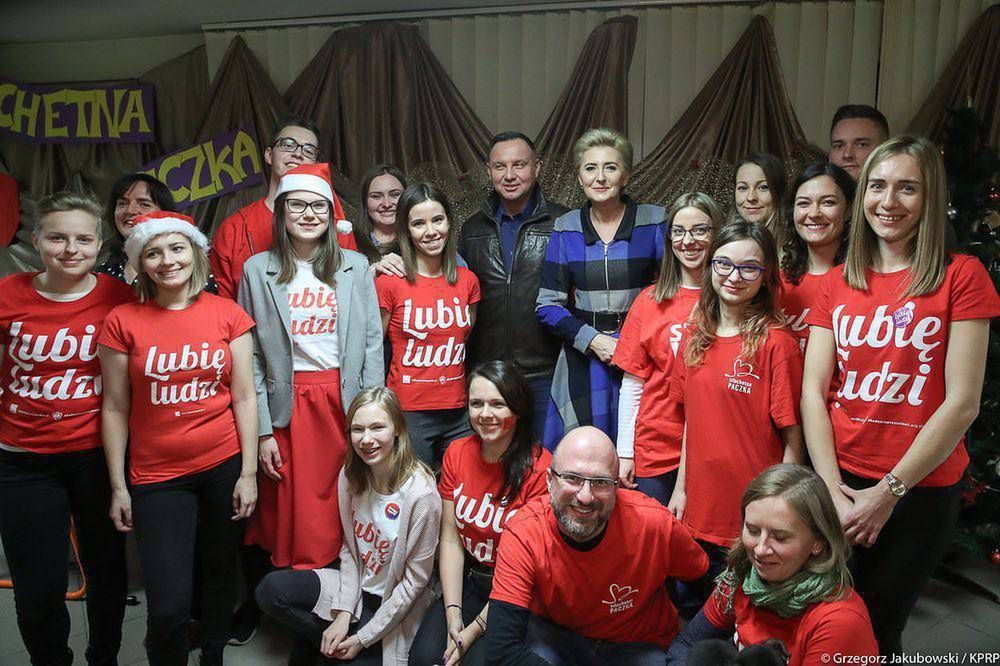 Agata Duda i Andrzej Duda z wolontariuszami