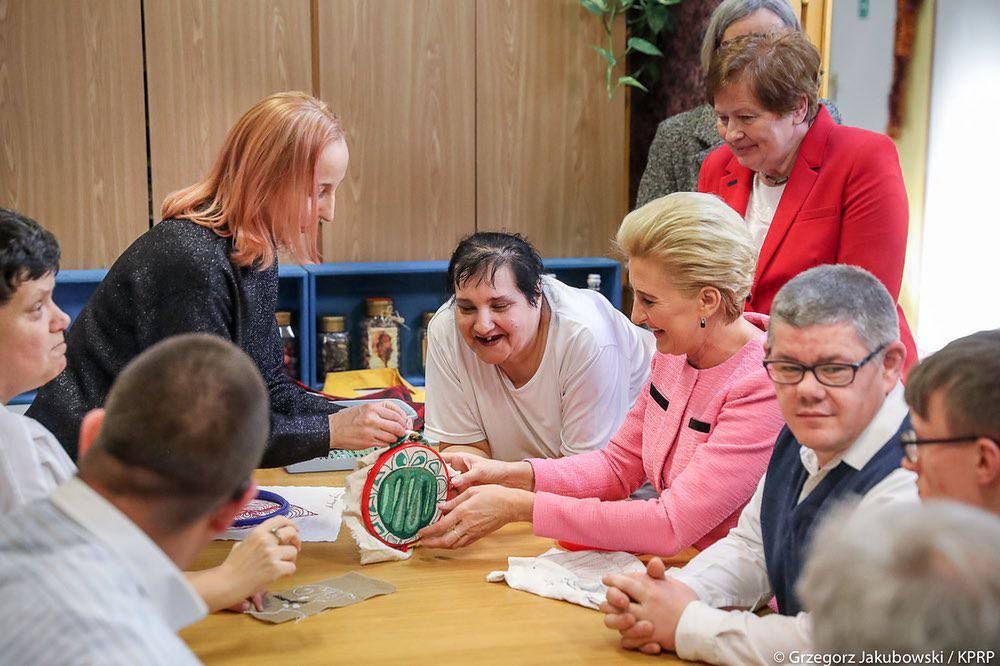 Agata Duda na spotkaniu z podopiecznymi Fundacji Pomocy Osobom z Niepełnosprawnością Intelektualną Dom. Jak wyglądała?