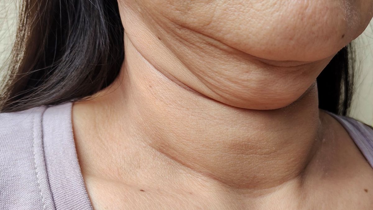 Pierwsze objawy nowotworów głowy i szyi przypominają przeziębienie. Może pojawić się ból gardła, chrypka, trudności z połykaniem