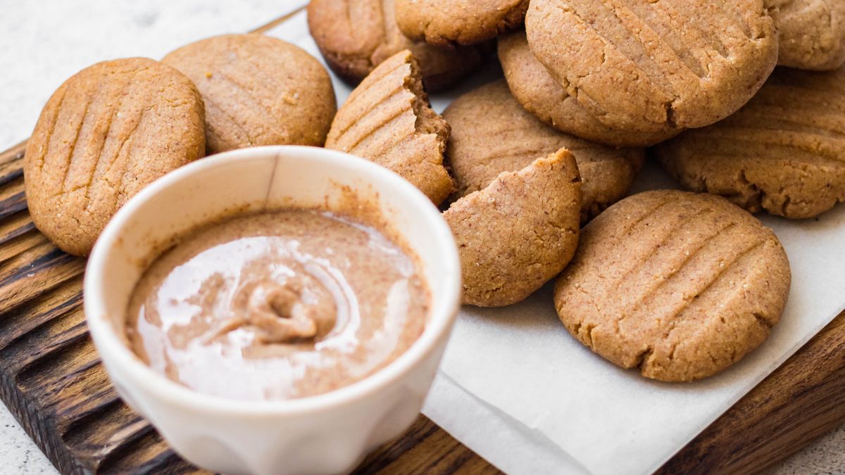VIKTOR KOCHETKOVcookies, pueanut, butter, vegan, bakery, bowl, breakfast, brown, closeup, cookie, crispy, delicious, dessert, food, fresh, healthy, holiday, homemade, nobody, nutritious, peanut, pile, plate, snack, sugar, sweet, tasty, traditional, treat, vegetarian, white, wooden