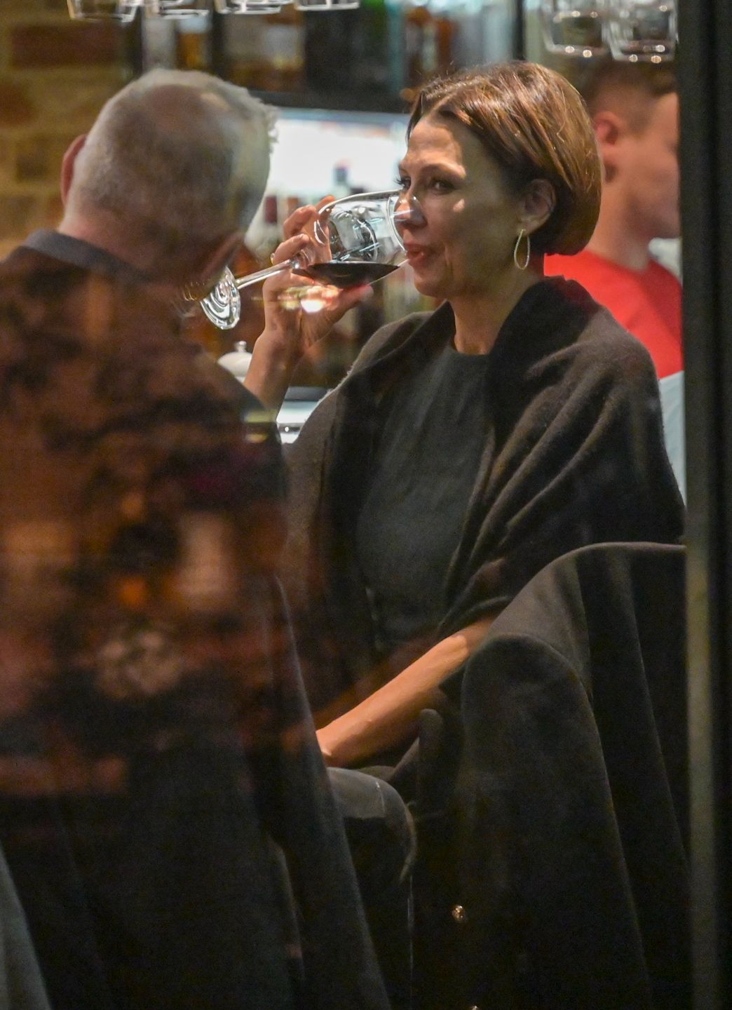 Anna Popek spędza wieczór przy winie w towarzystwie tajemniczego mężczyzny