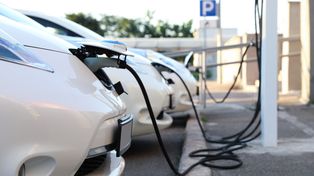 Szybciej naładujesz samochód elektryczny. W tych miejscach pojawią się nowe ładowarki