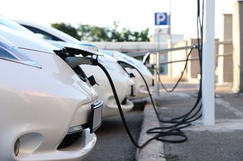 Szybciej naładujesz samochód elektryczny. W tych miejscach pojawią się nowe ładowarki
