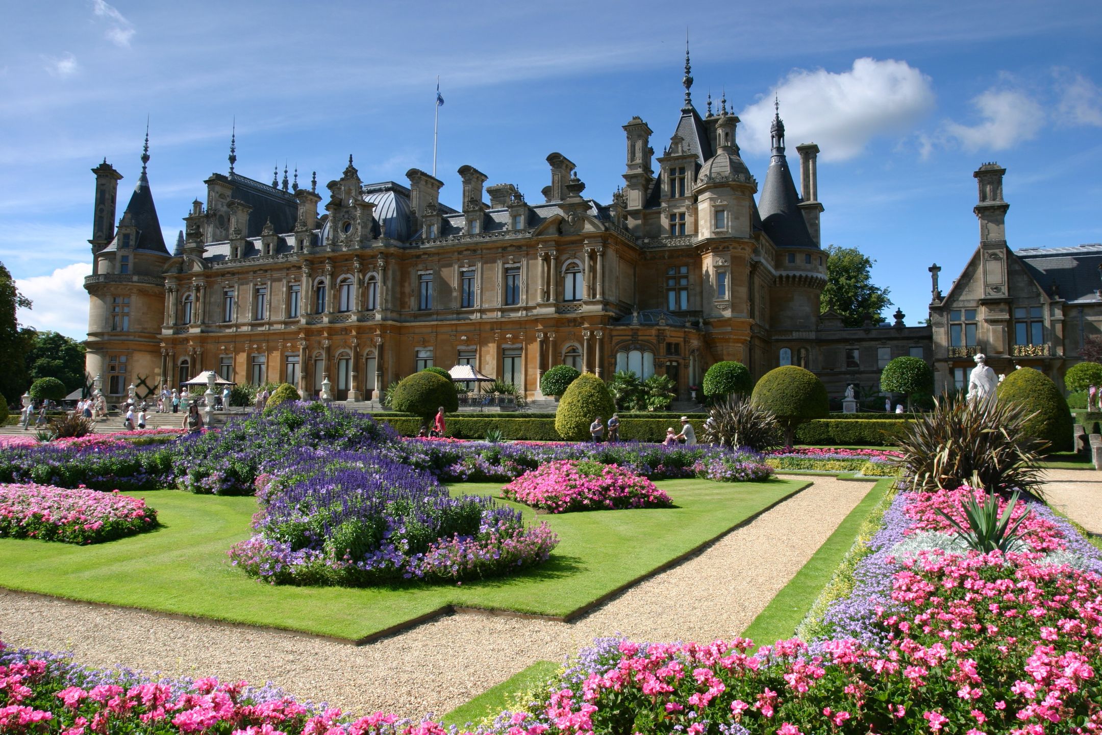 W pałac Buckingham zamieniono znajdującą się nieopodal Londynu, wzorowaną na francuskich pałacach rezydencję Waddesdon Manor 