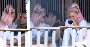 Różowowłosa Lady Gaga obściskuje się z nowym chłopakiem na leżaku w Miami (ZDJĘCIA)