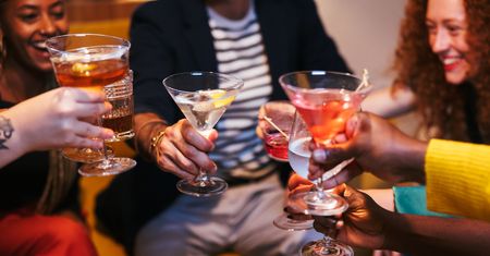 Ostrożnie w Sylwestra. Dentyści ostrzegają przed popularnym drinkiem