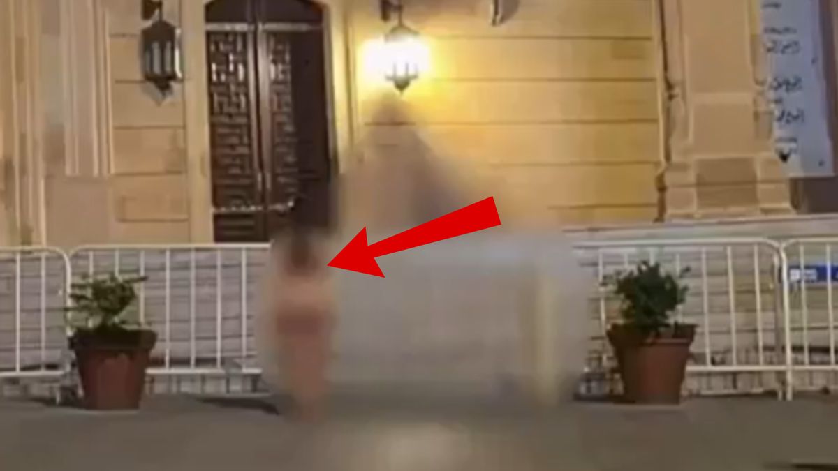 Skandaliczne sceny przed meczetem.