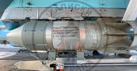 Rosjanie grożą Francji. Przerażająca wiadomość na bombie