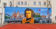 Wrocław. Nowy mural na Nadodrzu. Adam Mickiewicz spogląda na uczniów