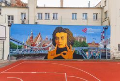 Wrocław. Nowy mural na Nadodrzu. Adam Mickiewicz spogląda na uczniów