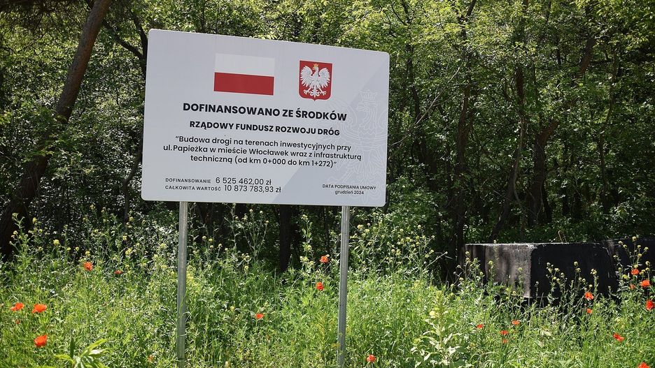 Tak w czerwcu 2025 wygląda budowa nowej drogi we Włocławku, która połączy ul. Papieżka z al. Kazimierza Wielkiego. Ma być gotowa w październiku 2025 roku.