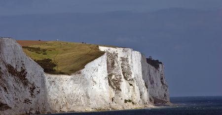 Białe klify w Dover. Fragment ściany skalnej osunął się do kanału La Manche