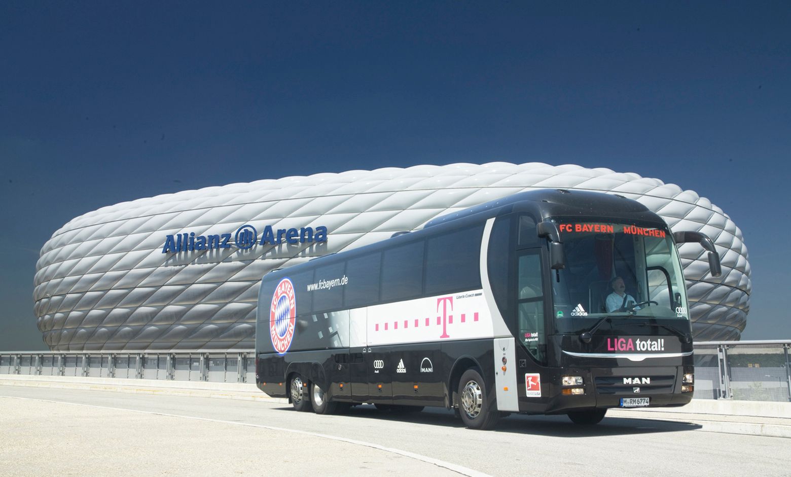 FC Bayern travels by MAN: FC Bayern Muenchen has been putting its trust in MAN since the 2008/2009 Bundesliga season: For two years now, an MAN Lion's Coach L Supreme has been the rolling home of Germany's championship record-holders.DE:Der FC Bayern Muenchen setzt bereits seit der Bundesliga-Saison 2008/2009 auf MAN: Ein MAN Lion's Coach L Supreme ist seit zwei Jahren das "rolling home" des deutschen Rekordmeisters.UK:FC Bayern Muenchen has been putting its trust in MAN since the 2008/2009 Bundesliga season: For two years now, an MAN Lion's Coach L Supreme has been the rolling home of Germany's championship record-holders.