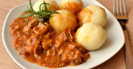 Dodaj do mięsa 2 łyżki. Zmięknie szybko i będzie rozpływać się w ustach