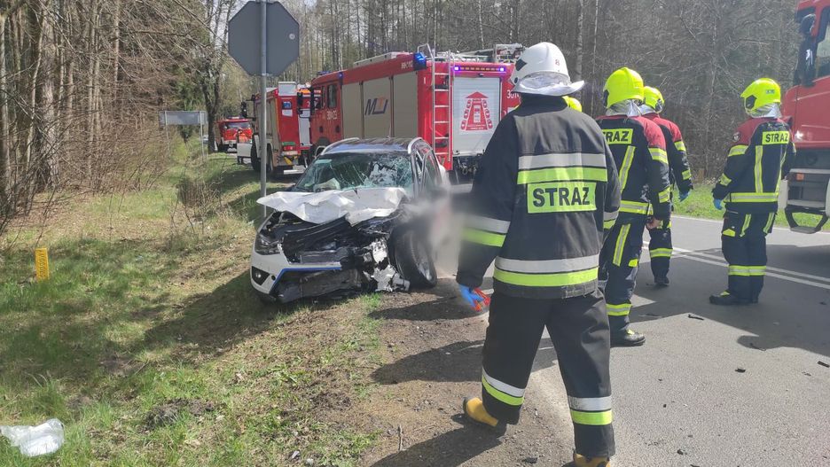 Wypadek pod Olsztynem. Zderzenie aut z 10 osobami, wśród nich niemowlę