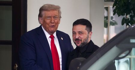 Trump i Zełenski w Białym Domu. Flagi, uśmiechy i mocny uścisk dłoni
