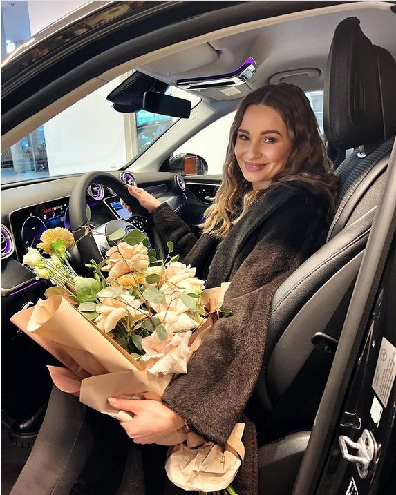 Ewelina Lisowska chwali się nowym samochodem i cytuje Miley Cyrus
