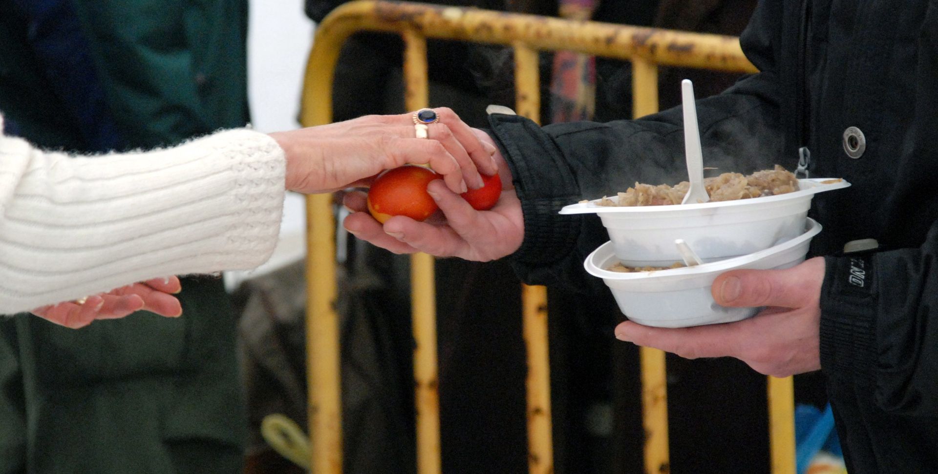 Wydawanie posiłku osobom bezdomnym (zdjęcie ilustracyjne)