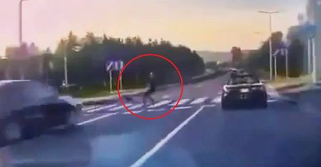 50-latek zginął na pasach. Świadek walczył o jego życie. "Udzielałem pierwszej pomocy"