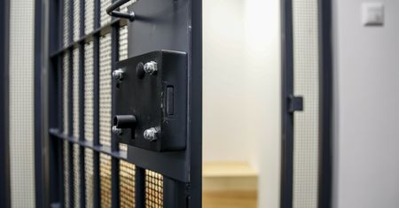 Sąd wypuszcza na wolność znanego prawnika. To nie koniec sprawy