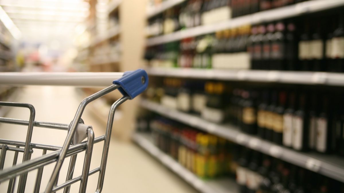 catering, supermarkt, spirituosen, verkauf, alkohol, konsumieren, kauf, verkaufen, einkaufswagen, center, markt, flaschen, flaschenregal, laden, lebensmittel, konsum, einkaufscenter, angebot, auswahl, auswählen, reichhaltig, verschieden, üppig, missbrauch, missbrauchen, nachfrage, lebensmittelmarkt, regal, ausstellung, wein, schnaps, sekt, jugend, problem, jugendliche, isolation, konflikt, isolieren, konfliktbewältigung, problematik, genuss