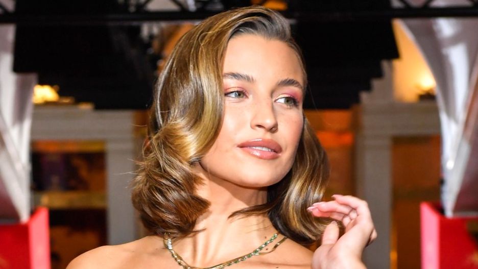 Julia Wieniawa pozowała do zdjęć w "slip dress" 