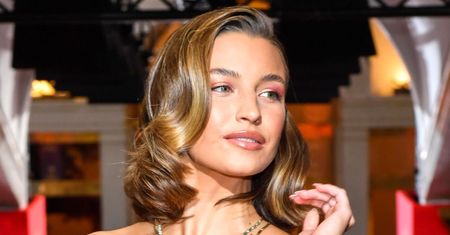 Stanęła przed obiektywem. W "slip dress" wyglądała jak milion dolarów