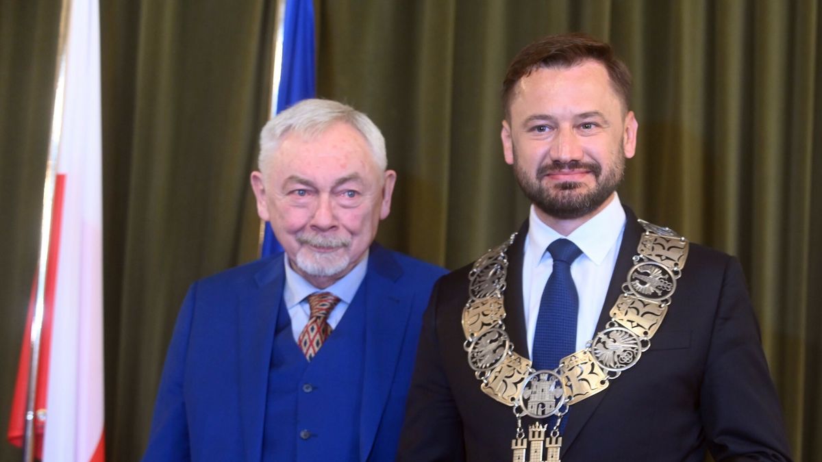 Zaprzysi??enie Prezydenta Krakowa
07.05.2024 Krakow. Urzad MIasta. Sala Obrad Rady Miasta. Slubowanie nowego prezydenta miasta Aleksandra Miszalskiego i przejecie instygniow wladzy lancucha prezydenckiego i kluczy do bram miasta
N/z Aleksander Miszalski, Jacek Majchrowski Przekazanie insygniow wladzy lancucha i kluczy do bram miasta
Fot. M.Lasyk/REPORTER
M.Lasyk/REPORTER