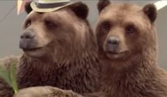 Rodzina niedźwiedzi na zakupach reklamuje Biedronkę (wideo)