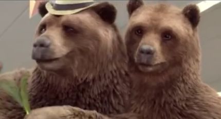 Rodzina niedźwiedzi na zakupach reklamuje Biedronkę (wideo)