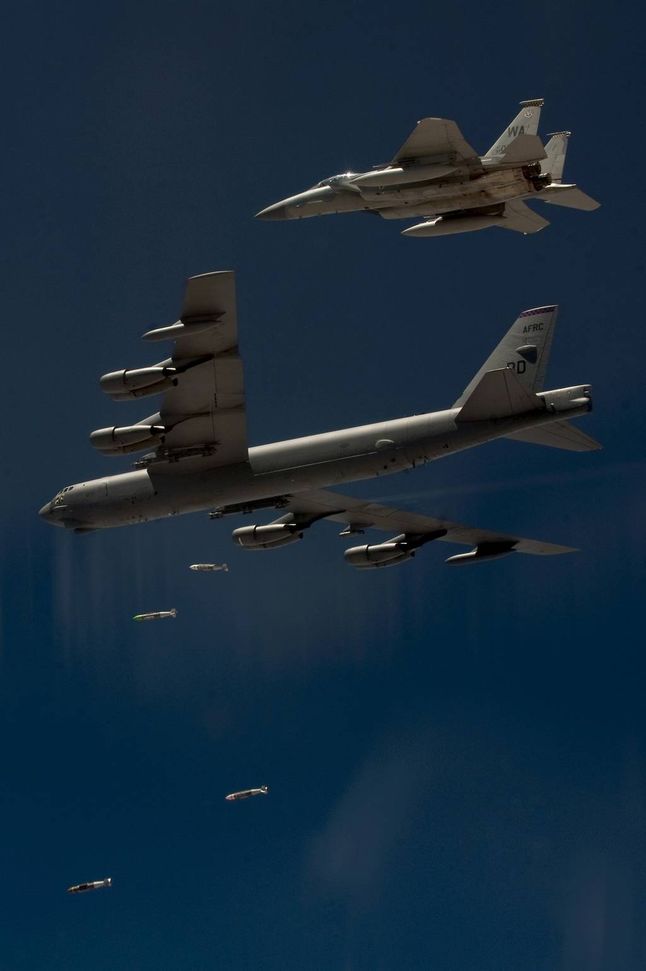 B-52 Stratofortress - ćwiczebne bombardowanie w asyście F-15