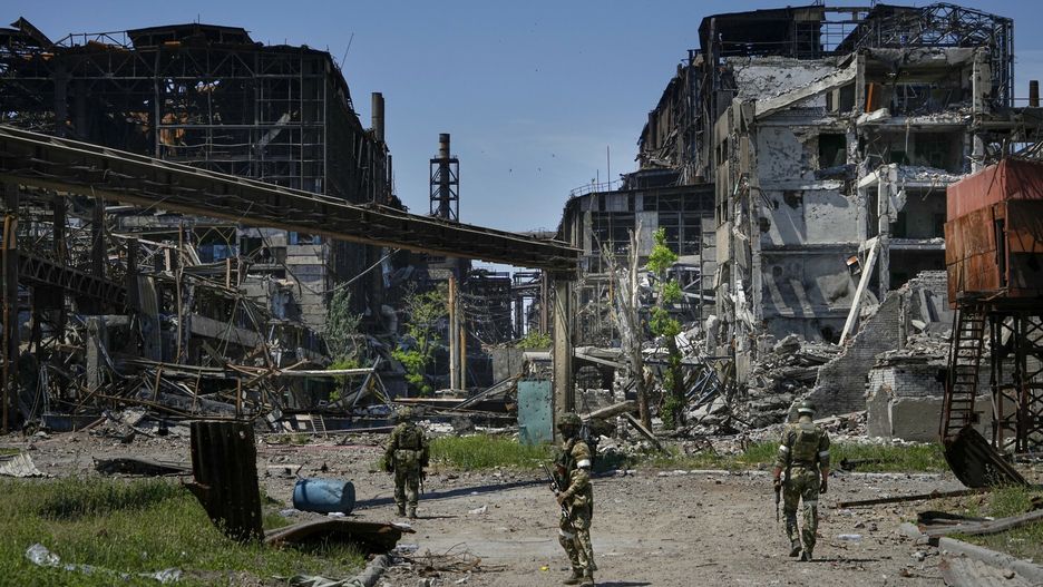 Wojna w Ukrainie - Mariupol pod rosyjsk? okupacj?
Russian soldiers patrol an area of the Metallurgical Combine Azovstal, in Mariupol, on the territory which is under the Government of the Donetsk People's Republic control, eastern Ukraine, Monday, June 13, 2022. The plant was almost completely destroyed during the siege of Mariupol. This photo was taken during a trip organized by the Russian Ministry of Defense. (AP Photo)
AP