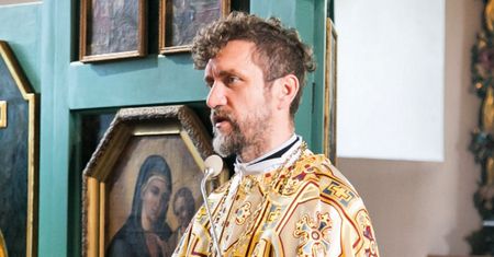 Ksiądz ma żonę i dzieci. Został zapytany o plusy celibatu