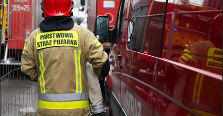 Podpalił drzwi mieszkania z zemsty. Sprawca poszukiwany