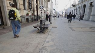 Kielce: Ulice po zimie odsłoniły brud i piach. Na sprzątanie trzeba jeszcze poczekać