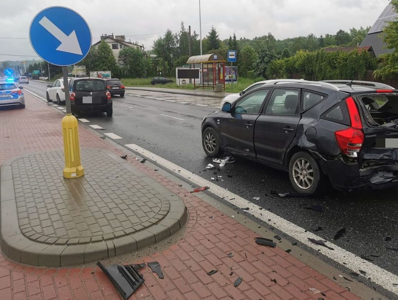 Tyczyn: Pijany kierowca zostawił rozbite auto na drodze i uciekł. Dorwał go policjant po służbie