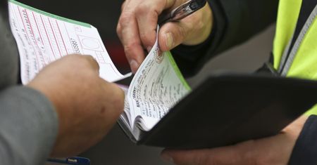 Służby wystawiały mandaty zbyt wolno. Setki tysięcy bloczków mogą trafić do kosza