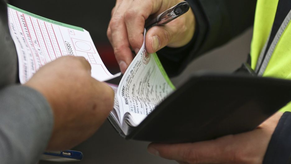 Policjanci wystawiali za mało mandatów. Setki tysięcy bloczków mogą się zmarnować.