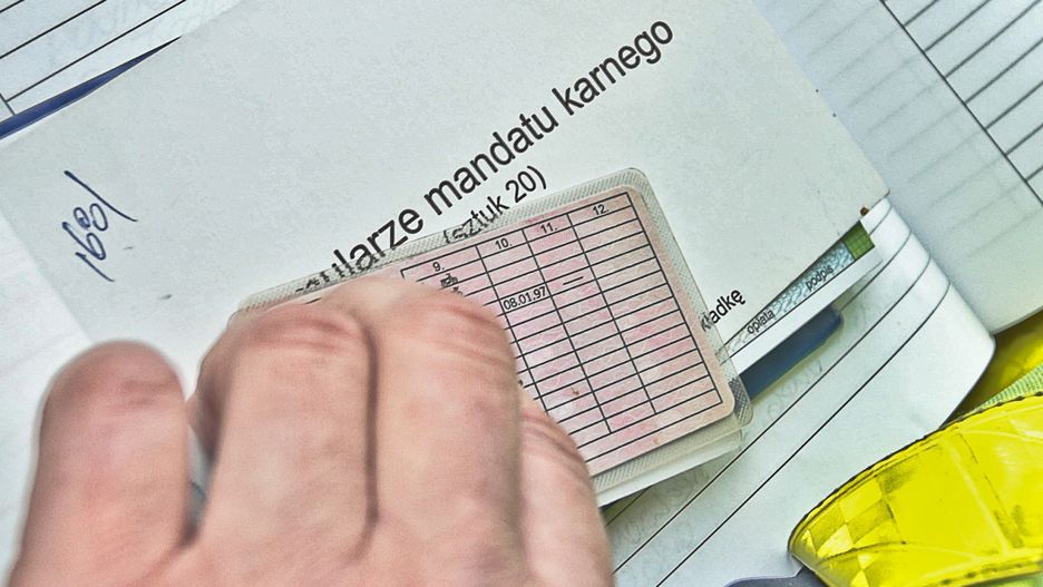 Unikanie płacenia mandatów może skończyć się niemiłymi konsekwencjami. W takich sytuacjach działania przystępuje urząd skarbowy.