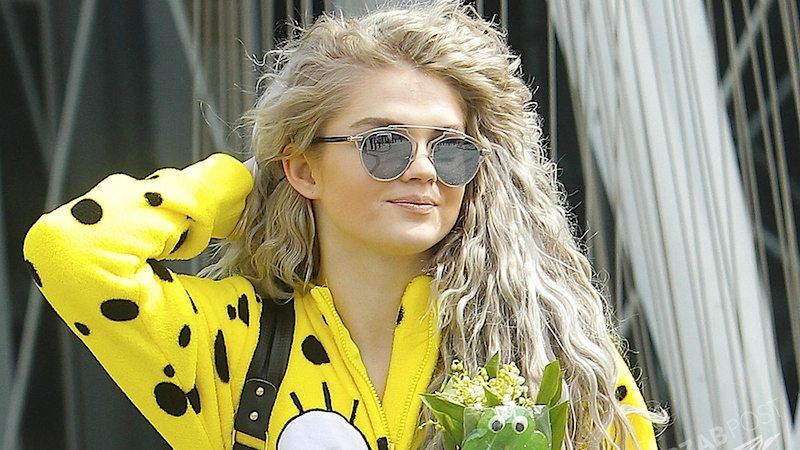 Margaret w Moschino - stylizacja, dodatki, buty, plecak, fryzura