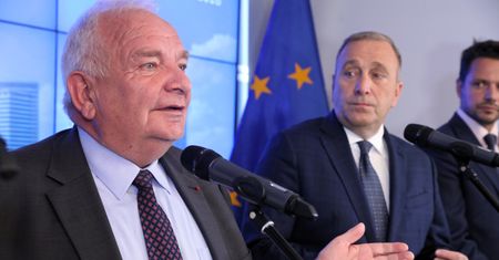 Szef największej frakcji w europarlamencie nie chce PiS. "Zdecydowanie dementuję"