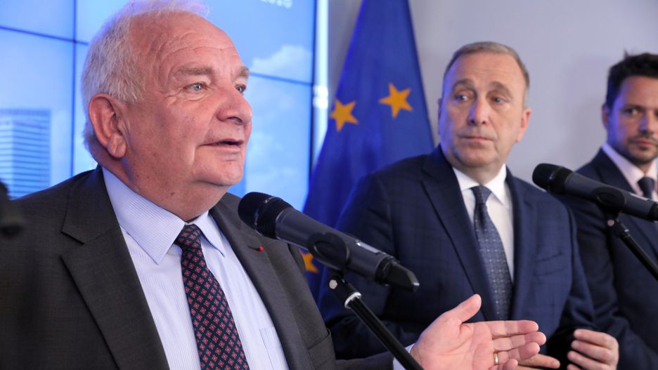 Joseph Daul podczas wizyty w Warszawie chwalił polską gospodarkę. Grzegorz Schetyna i Rafał Trzaskowski wyglądali na skonsternowanych