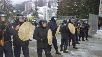 Policja czeka na protestujšcych antyglobalistów w Davos